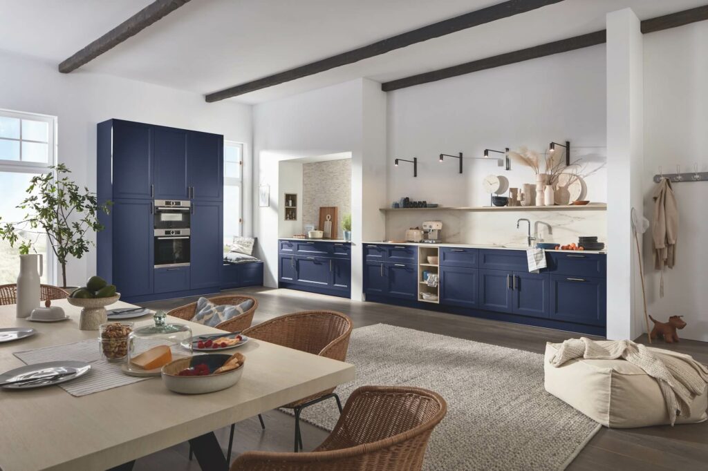 Ballerina Noblesse Design Landhausküche dunkelblau lila