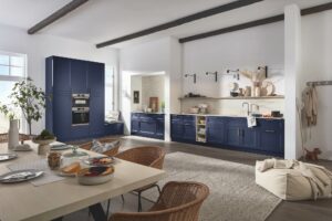 Ballerina Noblesse Design Landhausküche dunkelblau lila